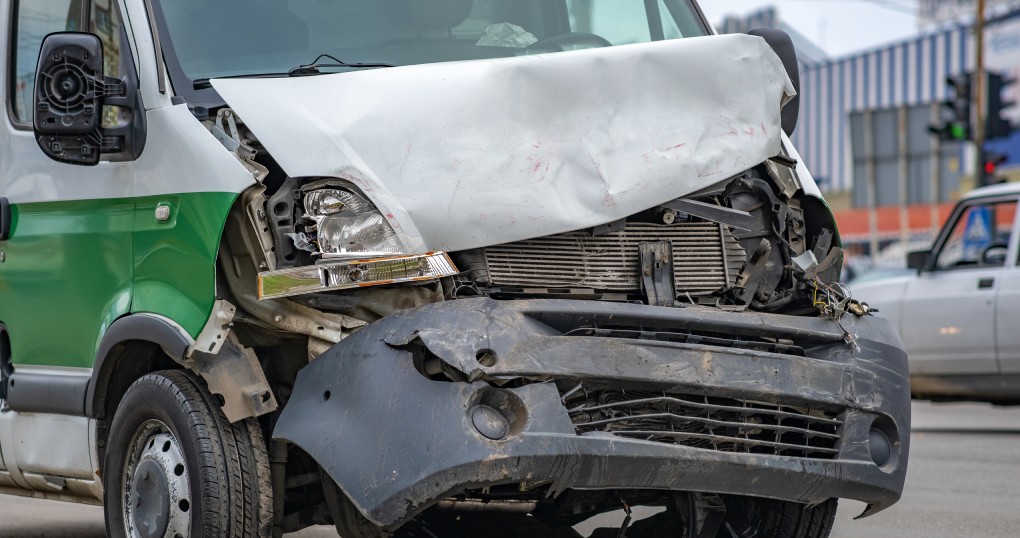 A heavily damaged car after a truck accident in Valencia.